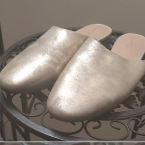 Universal Thread Gold Backless Mule size 10